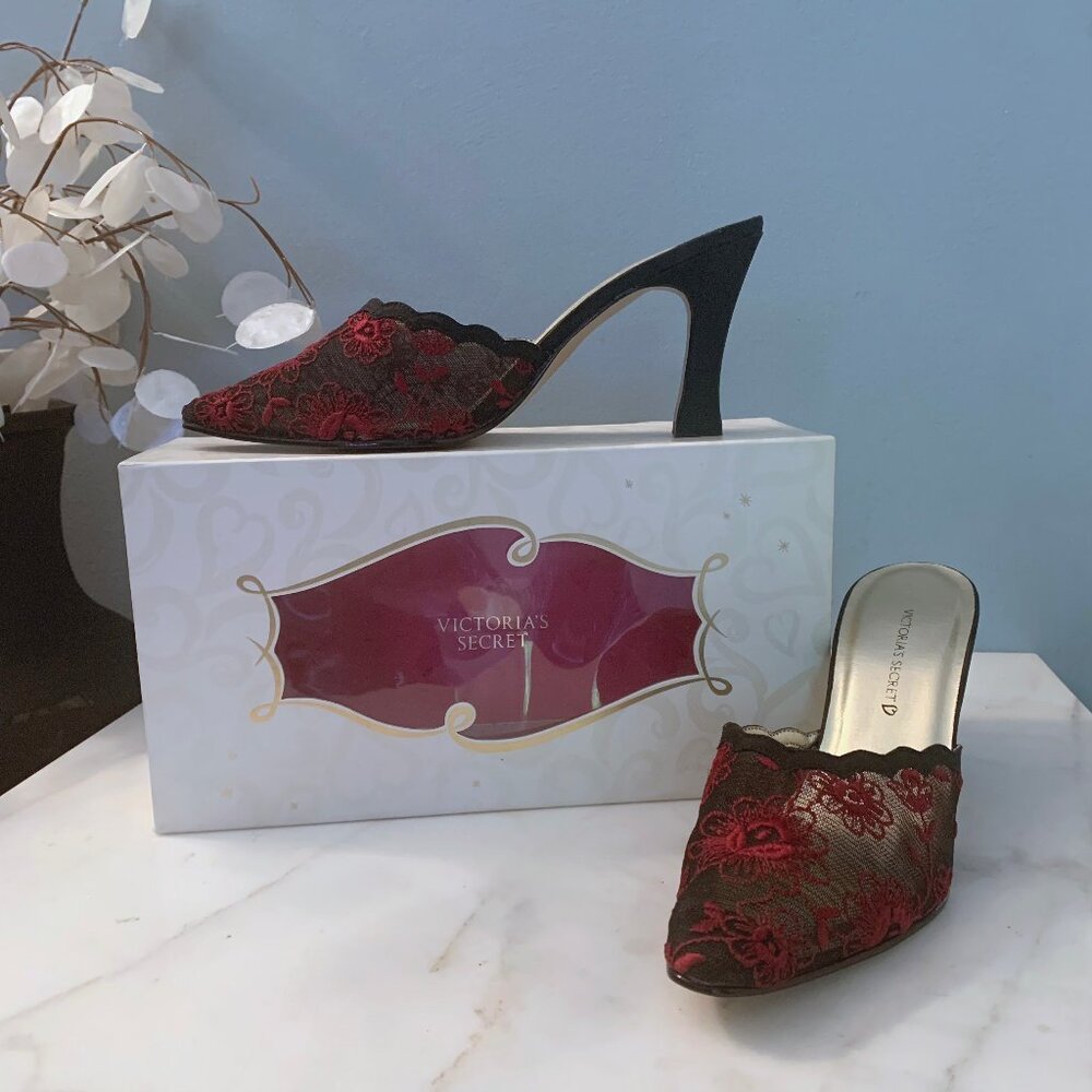 Victoria's Secret Size 8 Red Lace Embroidery Slides